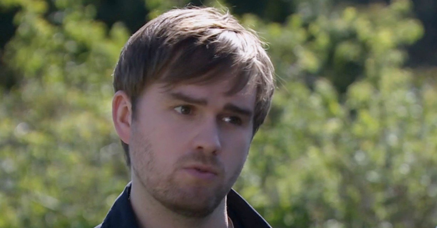 Fans slam plot holes as Tom swindles his way back to work