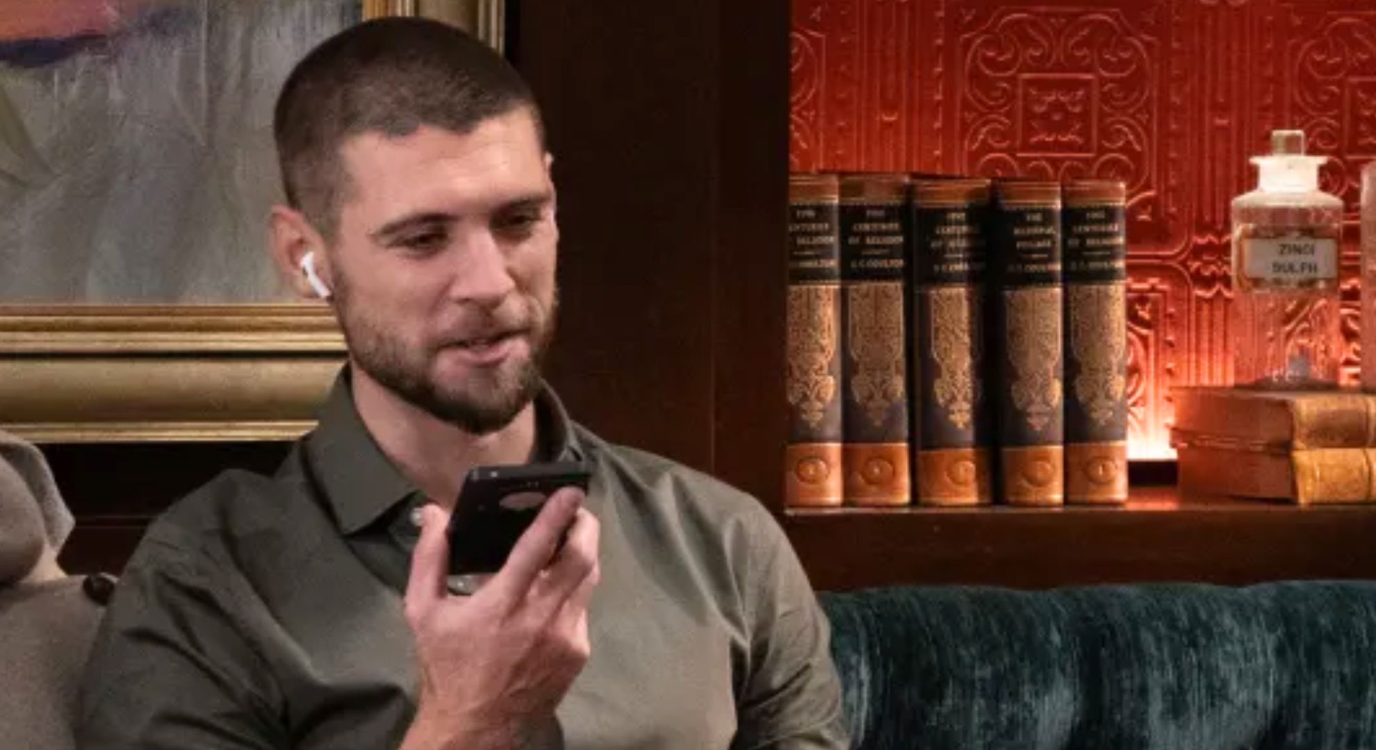 Emmerdale: Joe clearly not talking to Dubai as eagle-eyed viewers point out he wasn’t on the phone to anyone